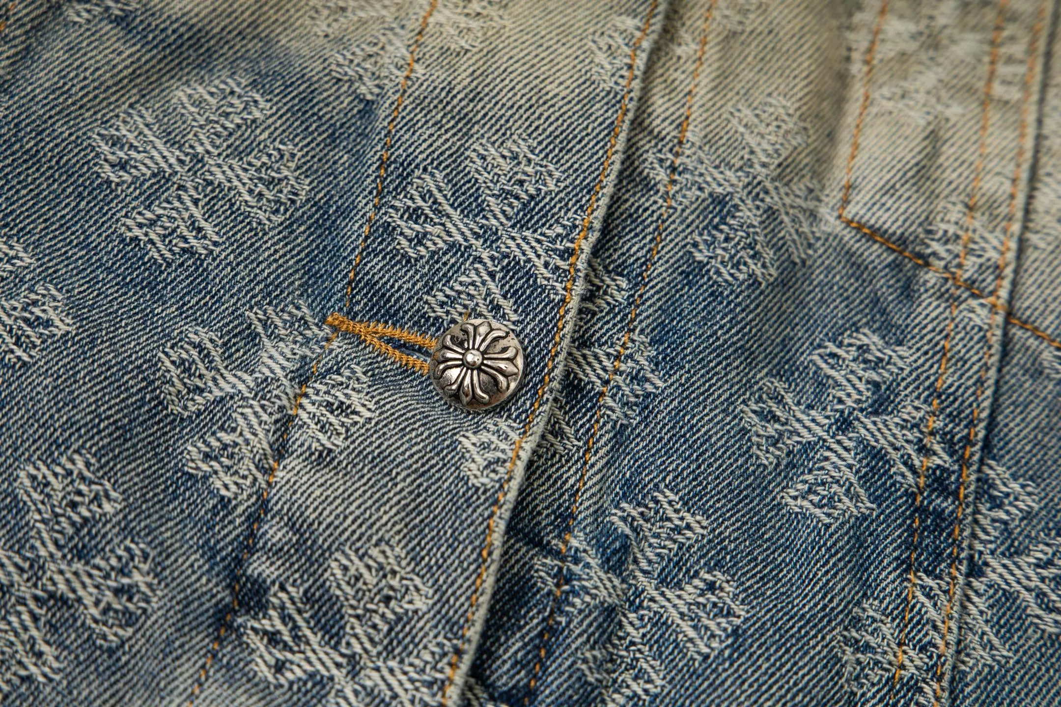 P340 Style No.: Y194 ChromeHearts heavy-duty steel-printed classic Sanskrit all-over jacquard hot-drilled denim jacket for men and women. New ChromeHearts Sanskrit printed custom fabric jacket. Gradient color wash, hot-drilled cross denim jacket on the back. A very heavy-duty one. The top is made of heavy weight. Presbyopia is suitable for early autumn outings. The denim fabric can be directly machine washed without deformation. Washing and distressing also give a sense of high-end. Power style wear, follow the photo and mirror. The gradient color is super high-end 💕 Each diamond shines with a unique light, as if telling a fashion story ✨ The steel-printed jacquard adds a three-dimensional and artistic sense, making this jacket instantly unique. Size:s m l xl